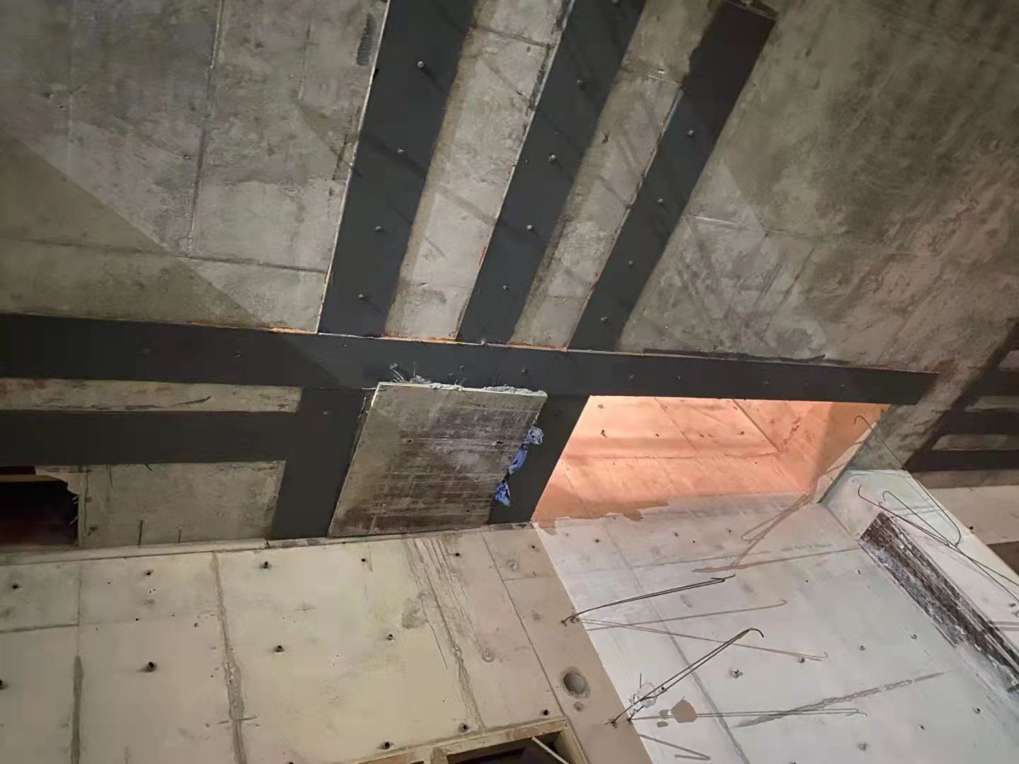 蚌埠楼板开洞用粘钢加固还是碳纤维布加固